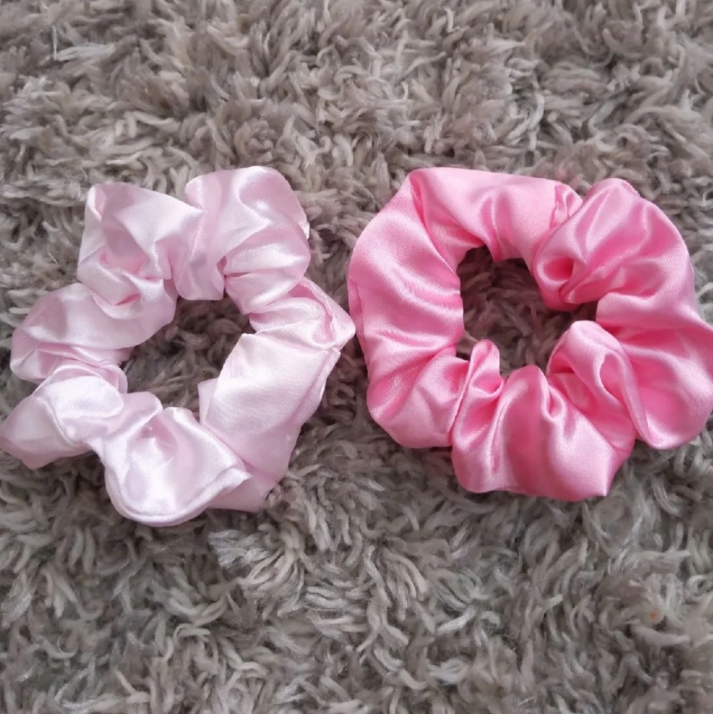 2 pink scrunchies
